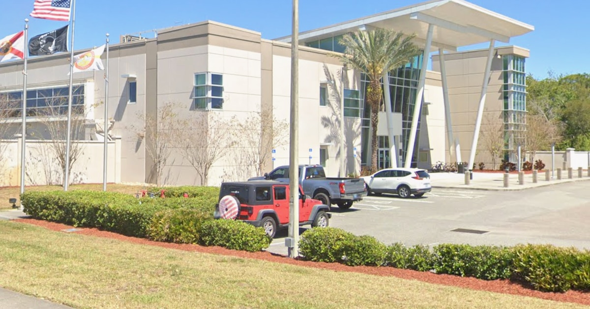 Photo: infobae.com 71-Year-Old Woman Opens Fire Inside Florida Police Station and is Shot