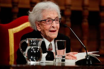 La poeta uruguaya Ida Vitale participa en una lectura de los poemas de su último libro, "Tiempo sin claves", en el Paraninfo de la Universidad de Alcalá de Henares, este martes. EFE/Javier López