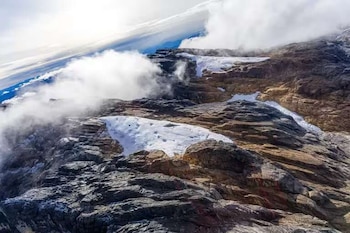 El hielo en la cima de Puncak Jaya, la montaña más alta de Indonesia, se reduce a simples manchas en el paisaje (BMKG)