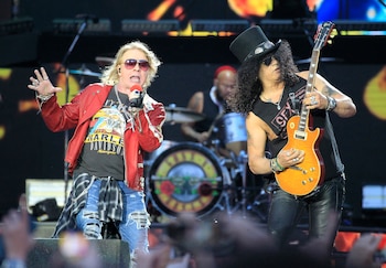 Los integrantes del grupo estadounidense Guns N´Roses Axl Rose (i) y Slash (d), durante una actuación en Madrid. EFE/Victor Lerena/Archivo