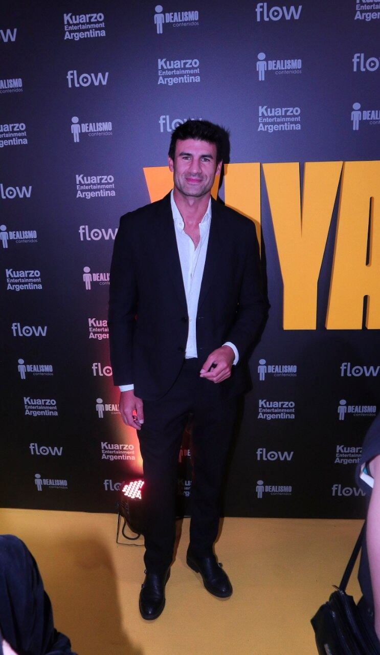 Juan Colucho eligió un clásico infalible: traje negro y camisa blanca