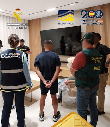02/10/2026 Cae una organización que introducía cocaína en Europa y blanqueaba en villas de Ibiza, Marbella y Madrid.
Una operación de la Policía Nacional y de la Guardia Civil bajo la coordinación de Europol ha permitido desarticular una organización criminal que introducía cocaína en Europa utilizando inmboliarias de lujo para blanquear el dinero ilícito en villas de lujo de Ibiza, Marbella y Madrid.
SOCIEDAD ESPAÑA EUROPA MADRID POLÍTICA
GUARDIA CIVIL