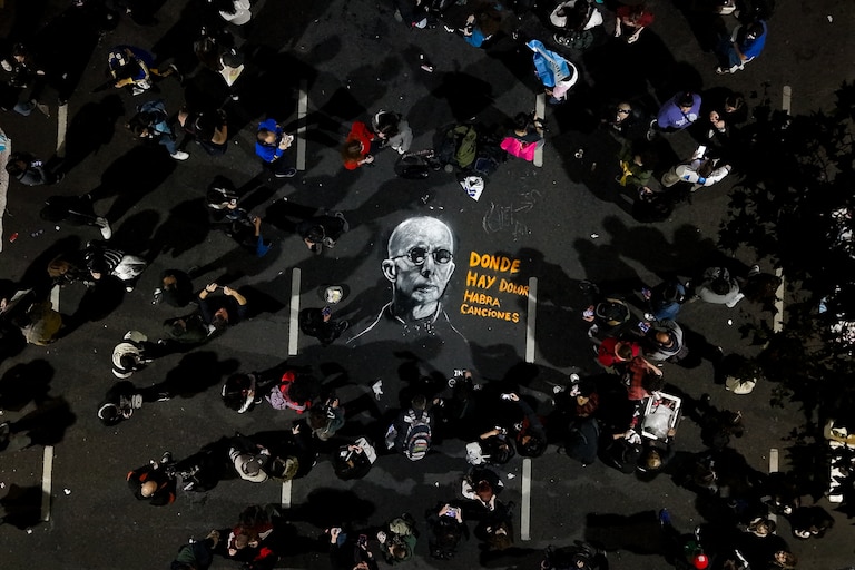 Dolor y conmoción por la muerte del Indio Solari: una multitud lo despidió en todo el país y el domingo velarán sus restos Dolor y conmoción por la muerte del Indio Solari: una multitud lo despidió en todo el país y el domingo velarán sus restos