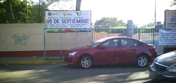 Los maestros resguardadron a los menores y el sujeto subió a la azotea de la escuela junto con su hija mientras exigió la presencia de elementos de la Secretaría de Marina Foto: Maps
