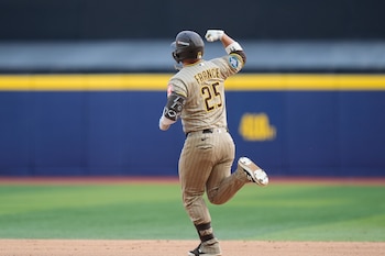 Ty France destacó como figura tras conectar dos cuadrangulares, incluyendo el batazo que selló el triunfo para los Padres en la novena entrada. (AP Foto/Fernando Llano)