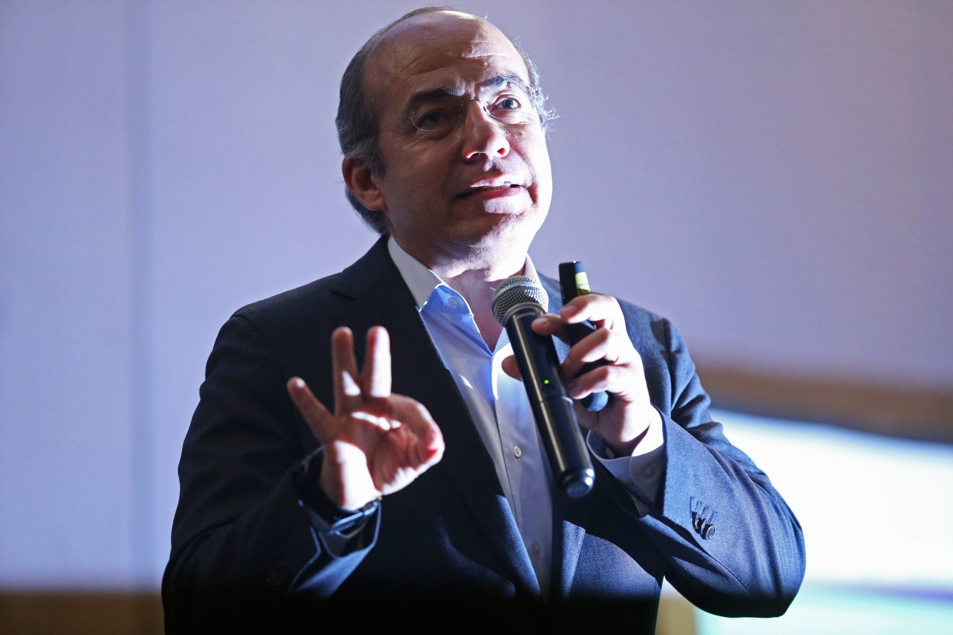 Para Felipe Calderón, el populismo en México “va en la misma vía” que Venezuela