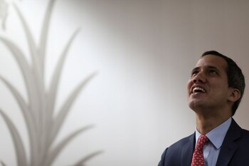 Foto del jueves del líder opositor venezolano Juan Guaidó, hablando durante una entrevista con Reuters en su oficina en Caracas.
Ene 9, 2020. REUTERS/Manaure Quintero