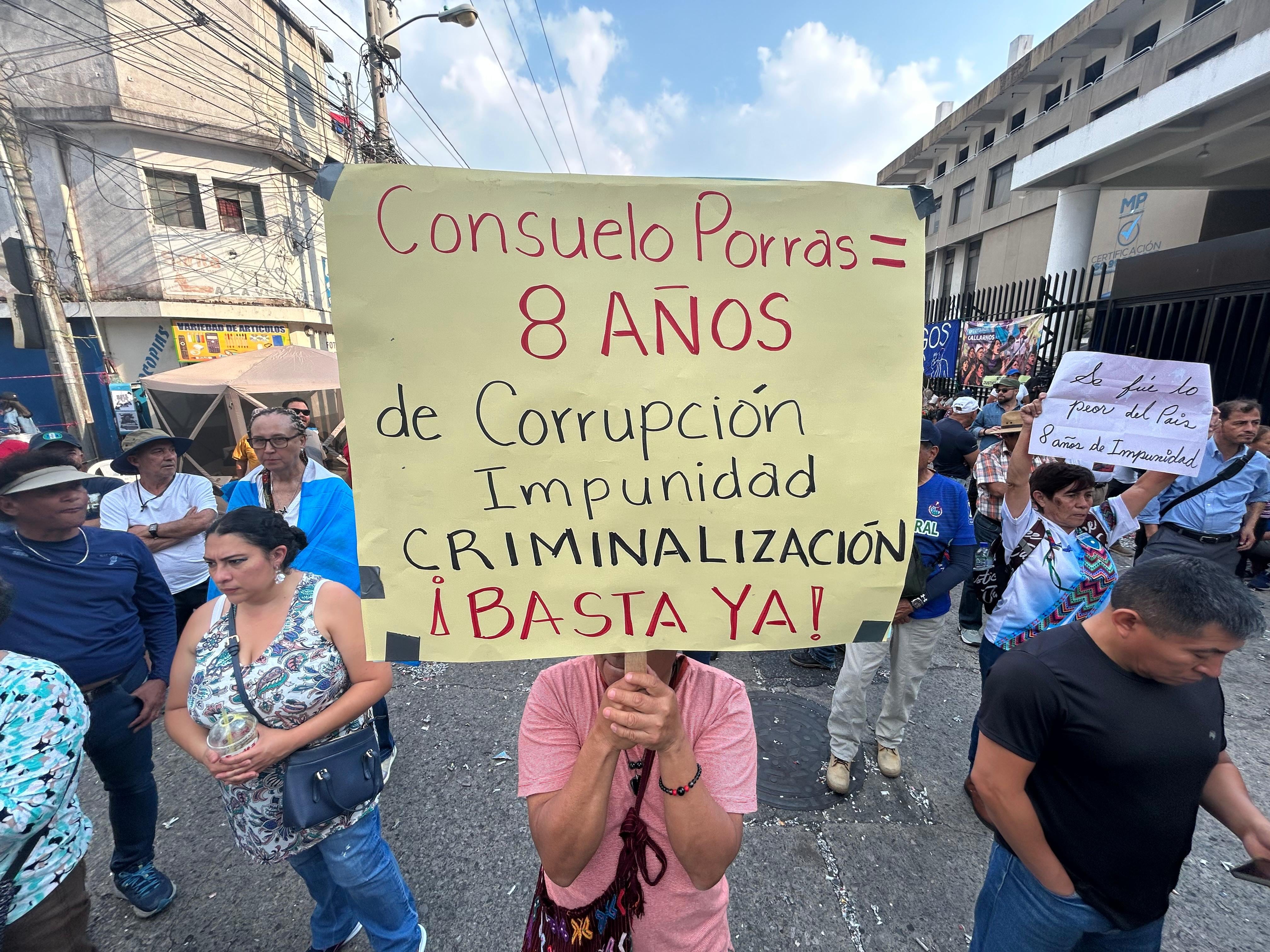 Colectivos ciudadanos, estudiantes y autoridades indígenas celebraron en Ciudad de Guatemala la salida de Consuelo Porras Argueta y manifestaron expectativas de justicia y transparencia. (Cortesía:)