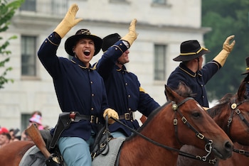Soldados en uniformes históricos marcharon