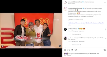Cuatro personas, dos hombres y dos mujeres, posan frente a un fondo rojo con el logo de Del Barrio Producciones y el de Orquesta La Bella Luz