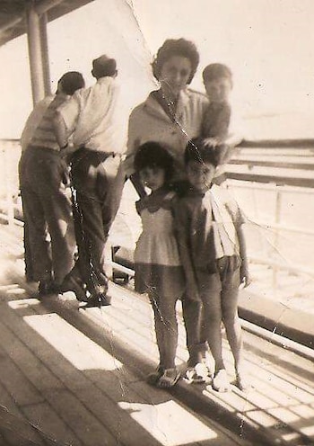 Joelle junto a sus dos