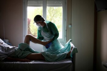 Un paciente practica ejercicios de