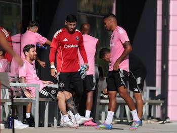 Oscar Ustari y Messi se reencontraron en el Inter Miami en la MLS (REUTERS/Hannah Mckay)