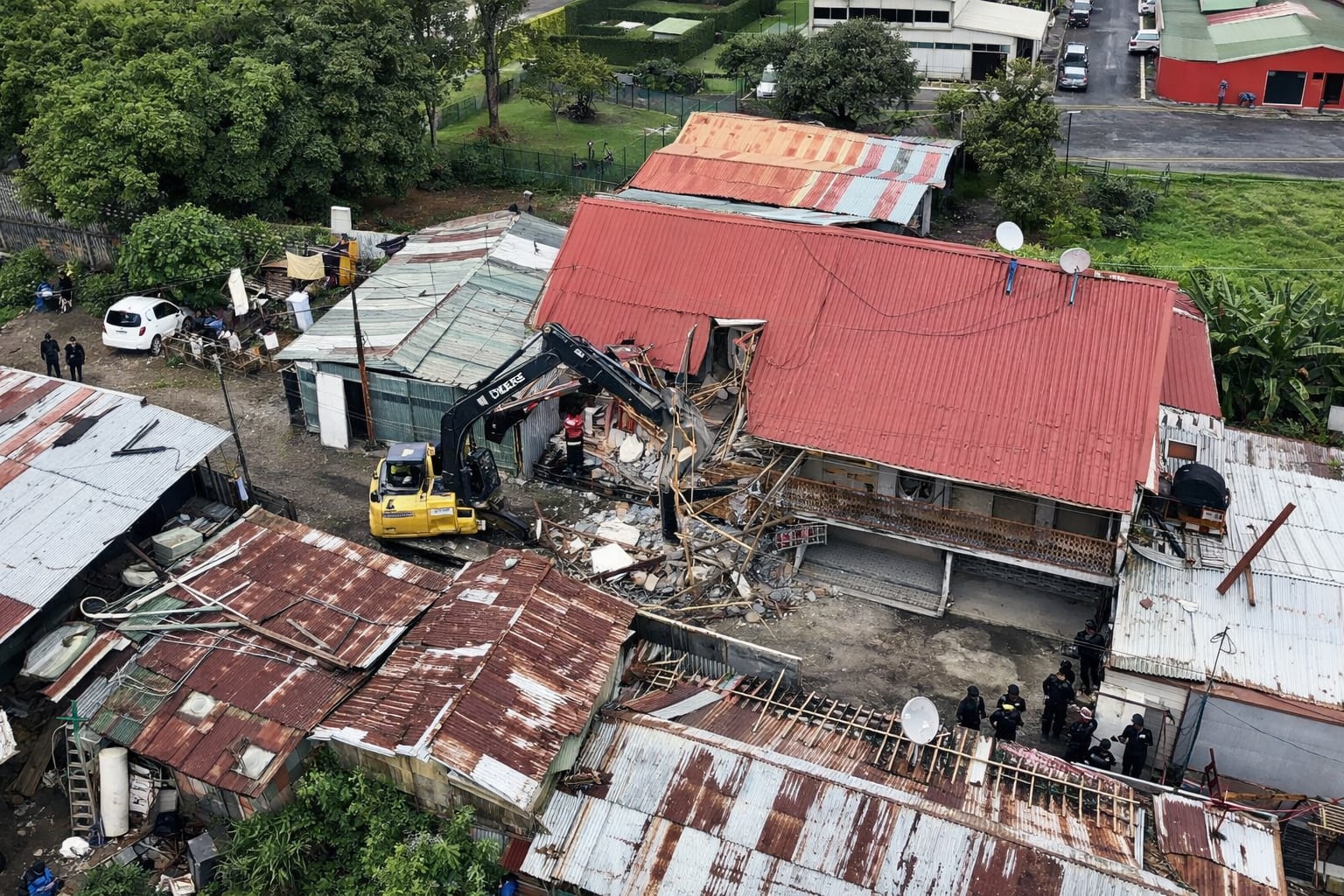 Demuelen lujosa vivienda ubicada en precario que funcionaba como búnker de narcomenudeo en Costa Rica