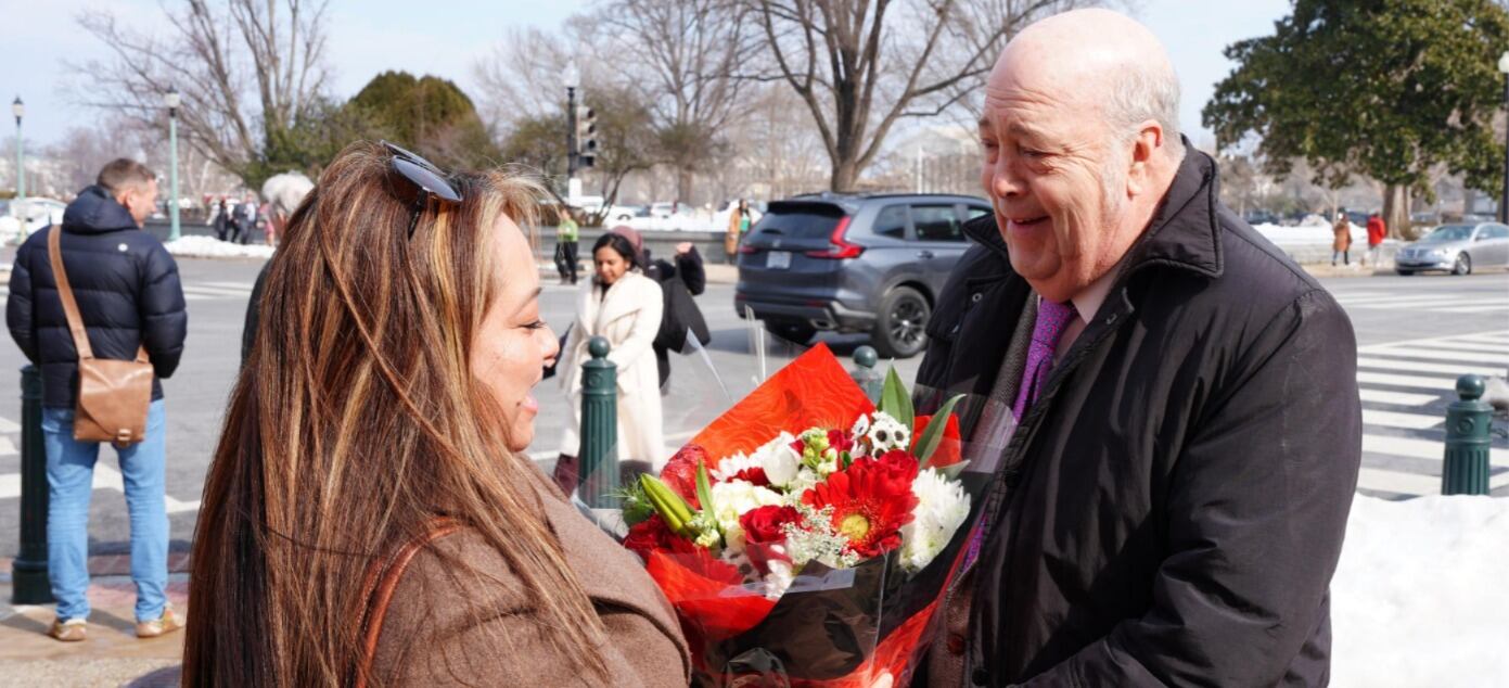 El embajador Daniel García-Peña personalmente hizo entrega de flores colombianas a las afueras del Congreso - crédito @ColombiaEmbUSA/X