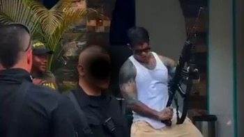 Yeferson Cossio es cuestionado por aparecer con arma de la Policía durante ayudas humanitarias en el Chocó