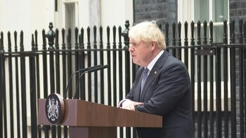 Boris Johnson, bajo una insoportable presión tras perder el apoyo de su Partido Conservador británico a raíz de incesantes escándalos, dimitió el jueves como líder de la formación, pero seguirá en el cargo de primer ministro hasta que sea elegido su sucesor.