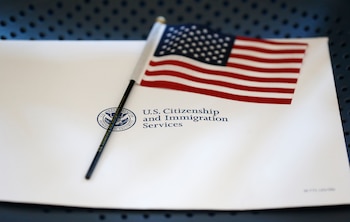 Cuba encabezó los países con más green cards por ajuste de estatus en 2024 con el 87% de sus beneficiarios que completó el trámite dentro de Estados Unidos (AP Foto/Wilfredo Lee).
