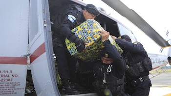 El cargamento de cocaína y armas incautado en Ayutla es trasladado bajo custodia a la capital de Guatemala