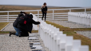 Malvinas - Familiares de soldados caidos visitan el Cementerio de Darwin