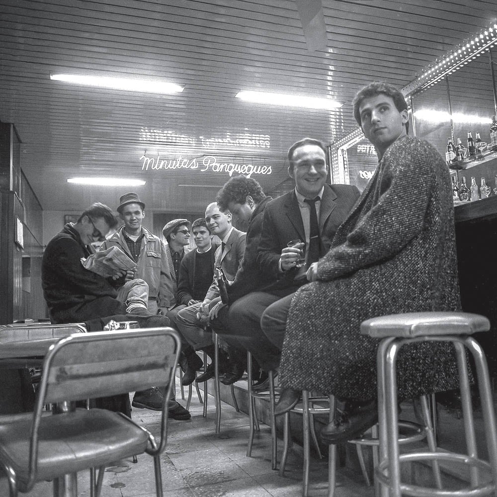 Los Fabulosos Cadillacs posan en el interior de un bar para la portada de su álbum Bares y Fondas.