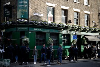 Durante meses, las autoridades sanitarias han señalado los espacios interiores con mala ventilación como posibles focos de infección (Reuters)