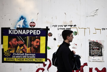 Un hombre pasa junto a