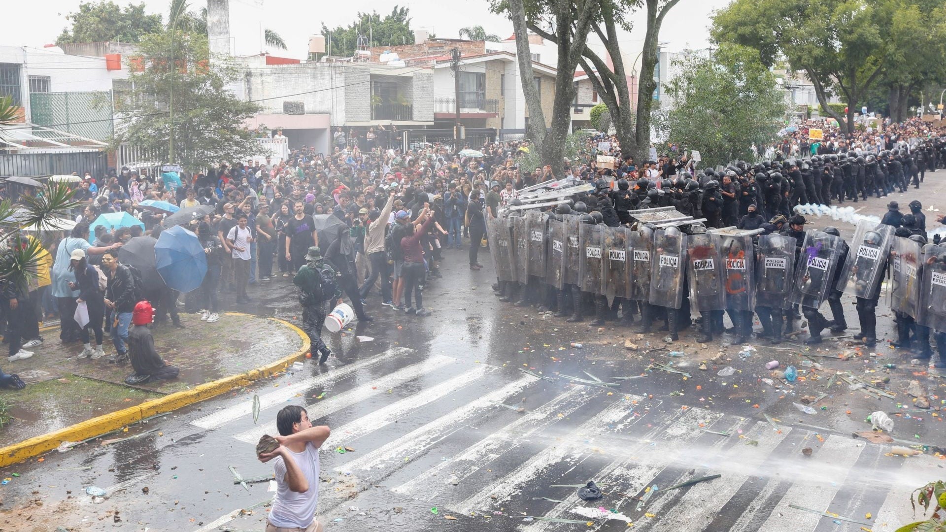 GUADALAJARA, JALISCO. 11OCTUBRE2026.- Esta mañana cientos de Jaliscienses se manifestaron por la mala calidad de agua que reciben en sus hogares y se llevo a cabo una mega marcha partiendo de las inmediaciones de la Glorieta Minerva hasta Casa Jalisco, esto para mostrar el descontento del pueblo y donde también hubo enfrentamientos entre la ciudadanía y granaderos que custodiaban el lugar donde habita el Gobernador de Jalisco, Pablo Lemus Navarro.FOTO : FERNANDO CARRANZA GARCIA / CUARTOSCURO.COM