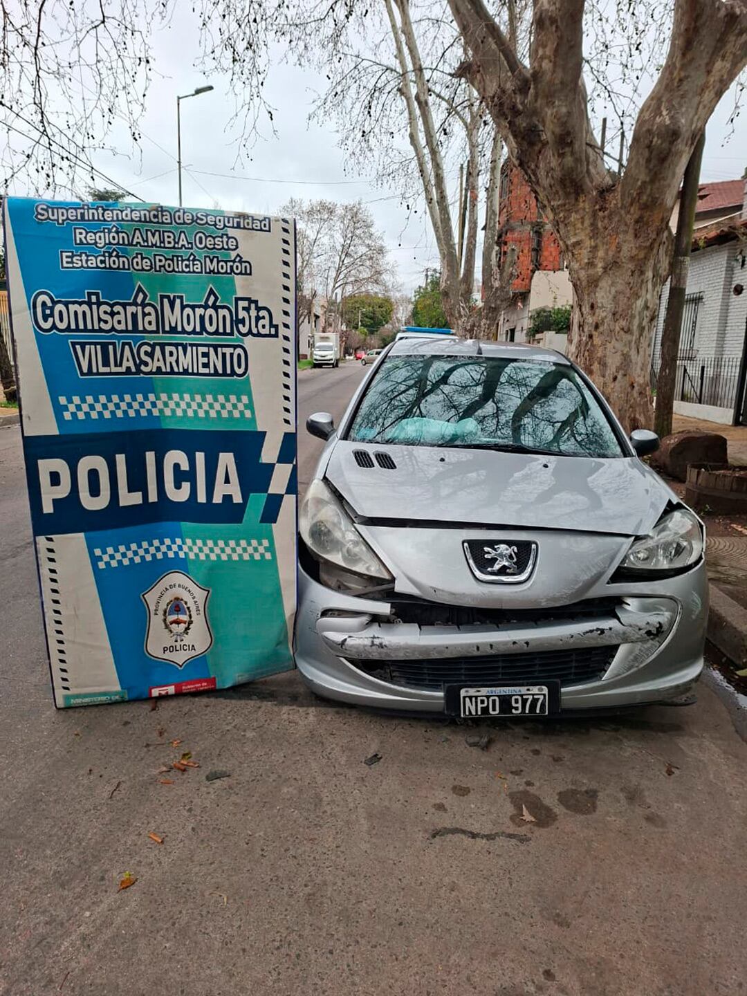 El auto tenía patentes truchas