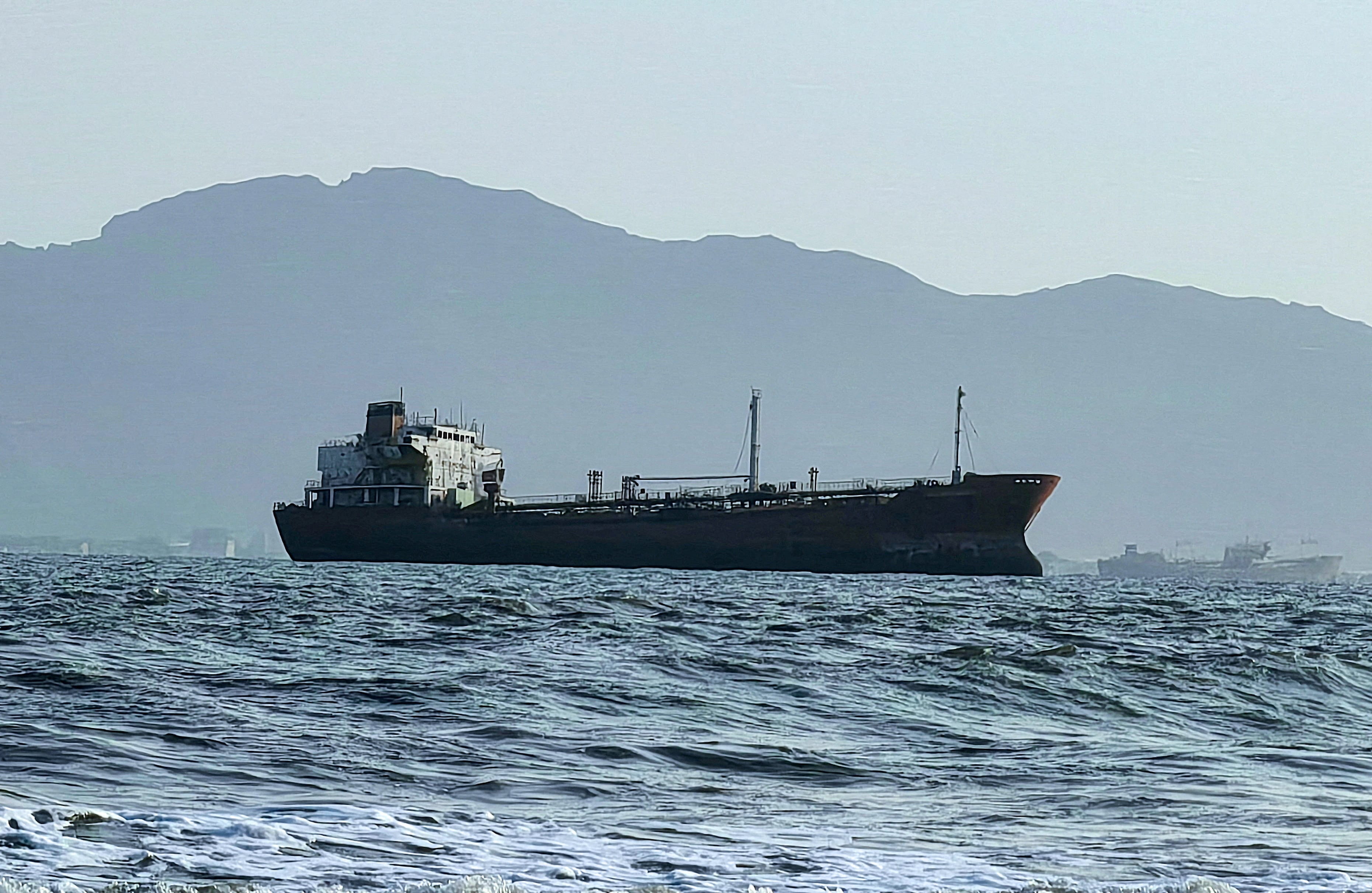 Un barco transporta cargamento en el mar Rojo (REUTERS/Stringer)