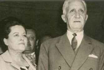 Illia junto a su esposa, Silvia Martorell, durante un acto oficial. El vendió su auto para pagar un tratamiento médico a su esposa, que debía realizarse en Estados Unidos