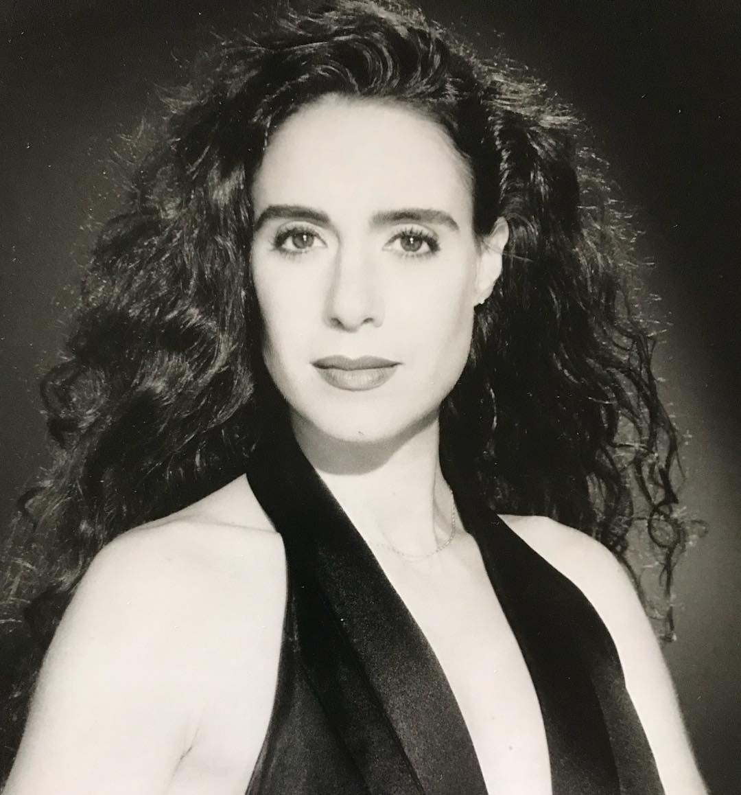 Noelle Balfour posa para un retrato fotográfico en blanco y negro durante una sesión realizada en 1993.