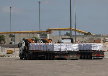 Camiones cargados de ayuda se