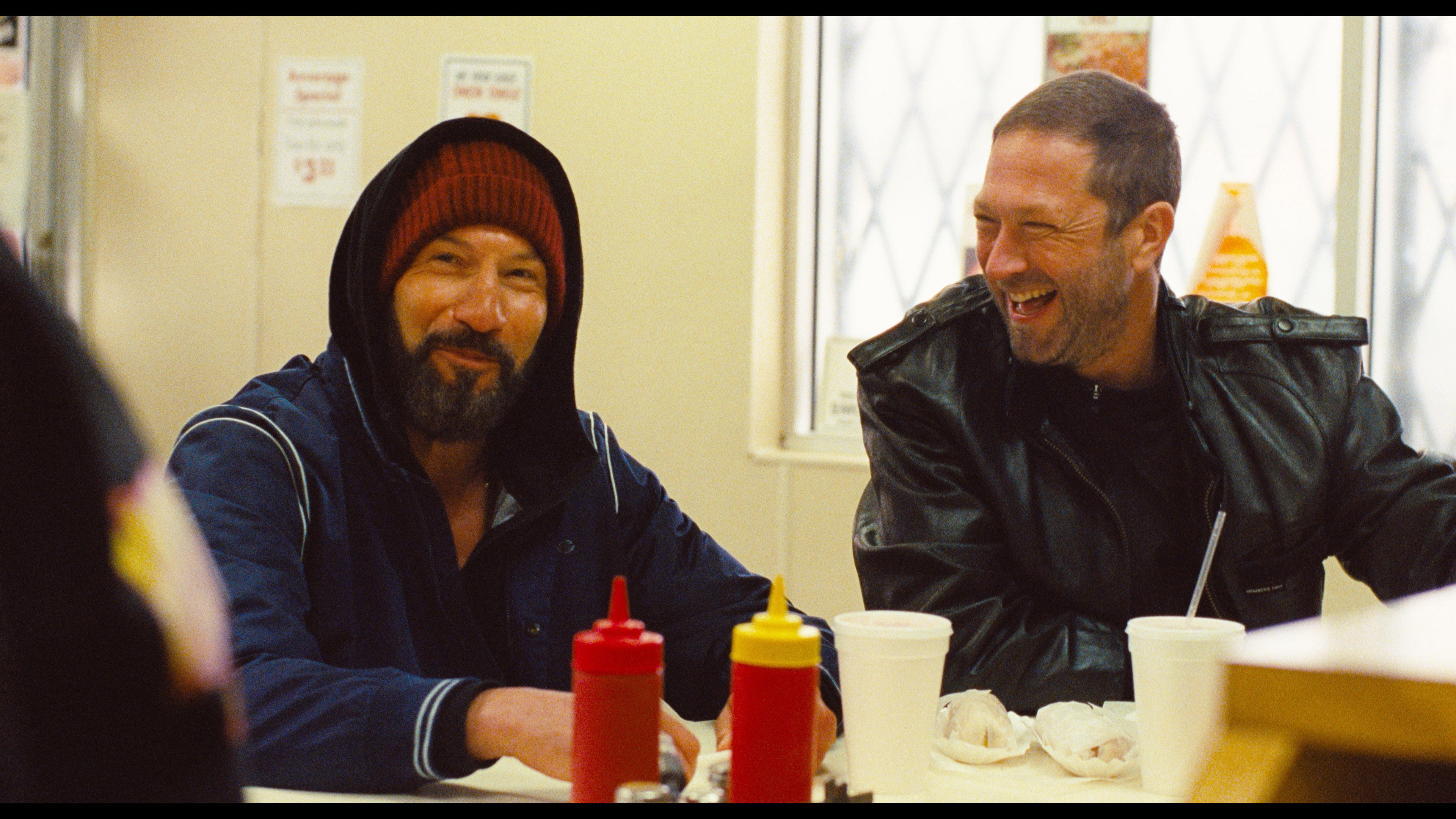 Jon Bernthal como Michael Berzatto y Ebon Moss-Bachrach como Richard 'Richie' Jerimovich en una imagen del capítulo especial previo al inicio de la quinta y última temporada de