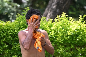 Salvadoreños buscan protegerse del sol y altas temperaturas