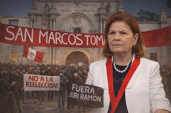 Imagen ilustrativa de Jeri Ramón en primer plano, superpuesta a una multitud de estudiantes protestando frente a la Universidad Nacional Mayor de San Marcos en Lima.