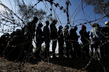 Imagen de migrantes en África. (AP Foto/Themba Hadebe, Archivo)