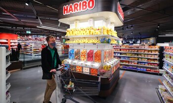 FOTO DE ARCHIVO: Un cliente de la tienda de comestibles Edeka lleva una máscara protectora, en Düsseldorf, Alemania, 29 de abril de 2020. REUTERS/Wolfgang Rattay
