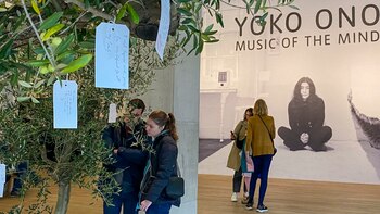 Yoko Ono ofrece un lienzo