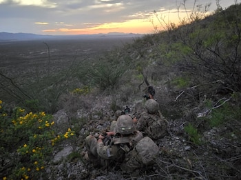 Soldados estadounidenses participan en una emboscada simulada durante un ejercicio conjunto en el Centro Nacional de Adiestramiento de Santa Gertrudis, Chihuahua, en julio de 2024. (Crédito: especial)
