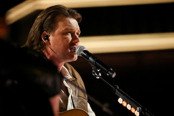 Morgan Wallen actúa durante los