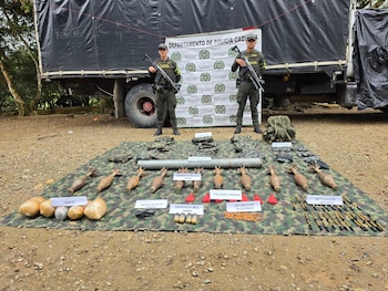 Un operativo realizado por la Policía Nacional en el eje vial que conecta San José del Fragua y Piamonte, en el departamento de Caquetá, permitió la incautación de un arsenal de guerra y explosivos atribuidos al grupo armado organizado Comandos de Frontera - crédito Policía Tránsito y Transporte