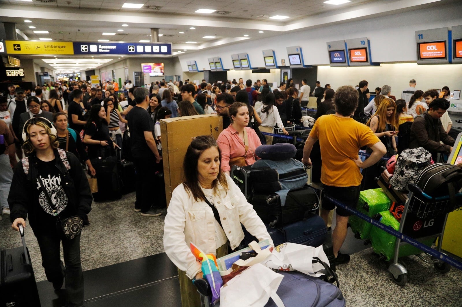 El paro de controladores aéreos causó trastornos a la gente en Aeroparque (Foto: NA)