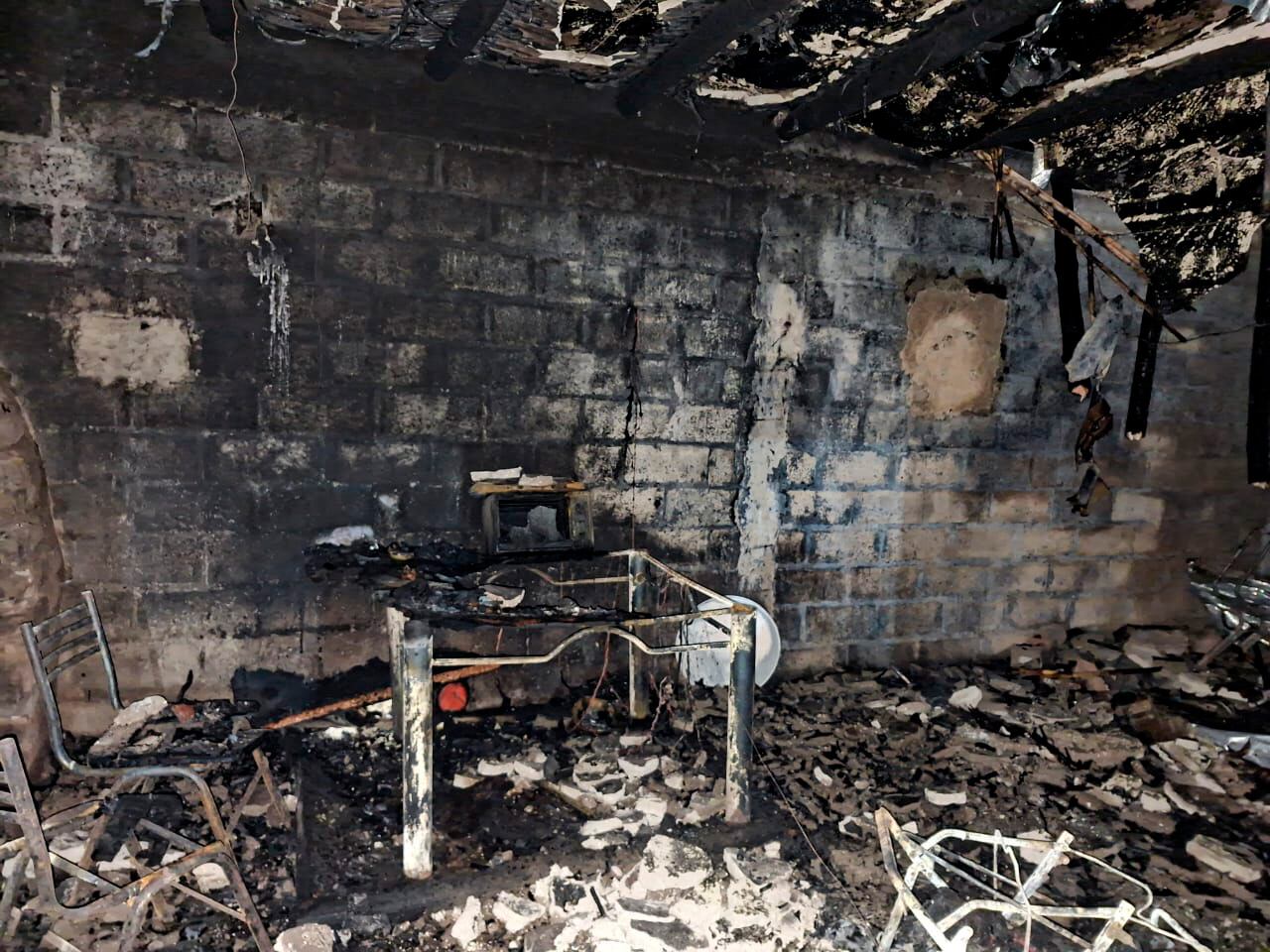 La principal hipótesis sobre el inicio del fuego es el uso de velas, ya que la casa no tenía electricidad