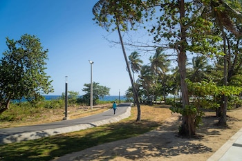 El malecón incorpora ocho plazas recreativas, mobiliario urbano, paisajismo, drenajes pluviales y modernas instalaciones eléctricas exteriores. (Foto cortesía Presidencia República Dominicana)