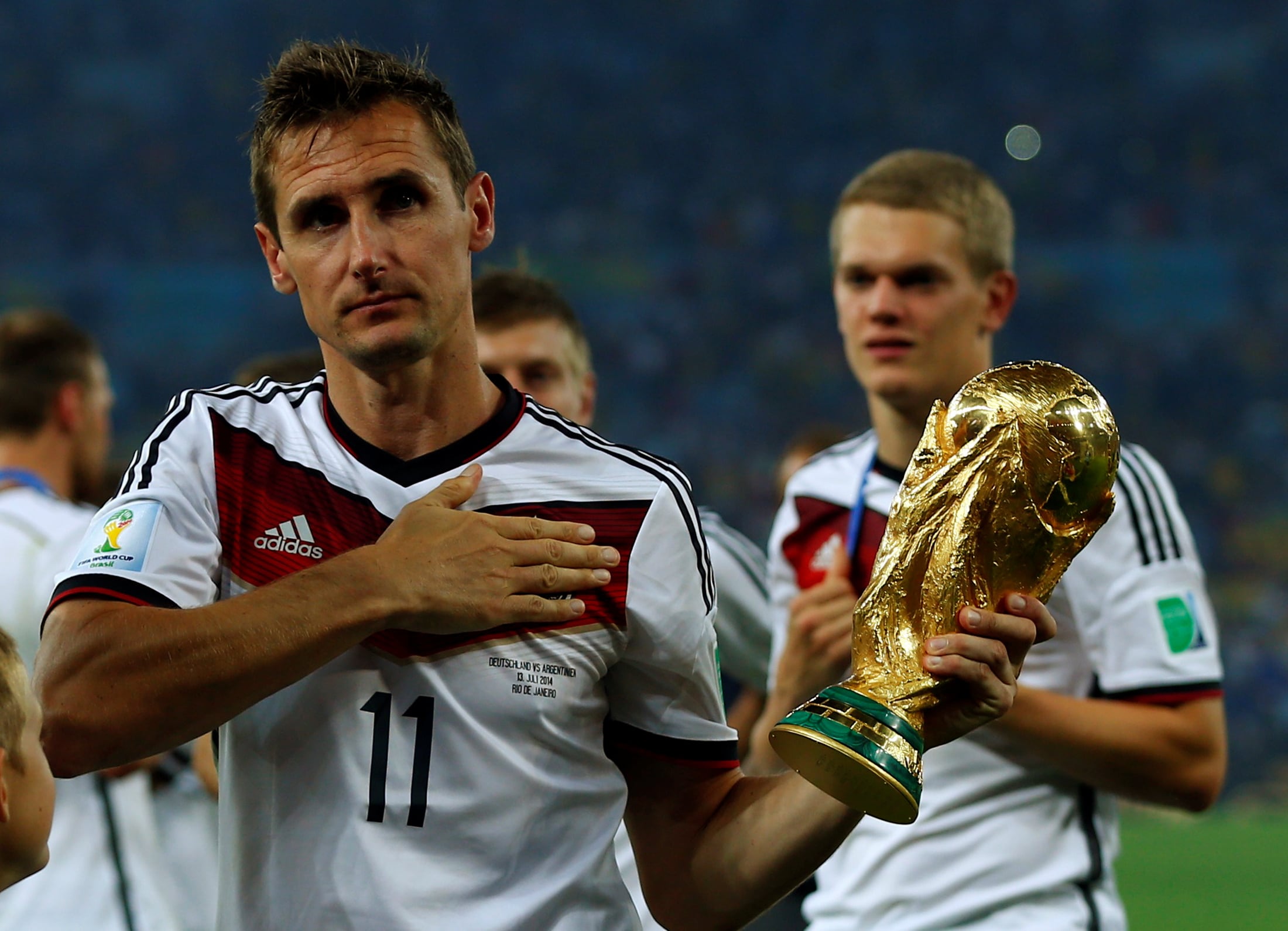 Miroslav Klose con la Copa del Mundo en Brasil 2014 (REUTERS/Eddie Keogh)