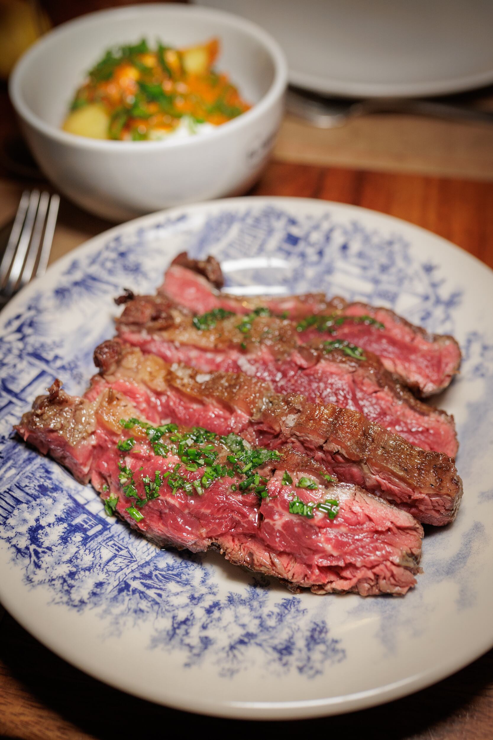 La carne asada, una de las estrellas de una noche en la que cada comensal pagó 350.000 pesos a beneficio de la Fundacion Argentina de Trasplante Hepático