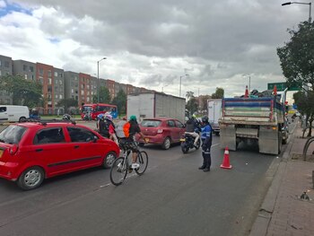 Vehículo tipo volqueta realiza labores de recolección de escombros sobre la autopista Sur con carrera 62G - Crédito @BogotaTransito / X