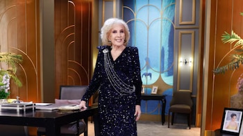 Mirtha Legrand deslumbró con un exclusivo vestido negro que mezcló bordados florales y perlas en oro y marfil