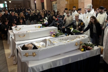 Personas depositan flores ante los